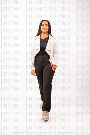 سيدة مصرية تمشي