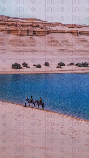 البحيرة السحرية في الفيوم مصر. جبل ورمال وطبيعة خلابة في صحراء الفيوم.