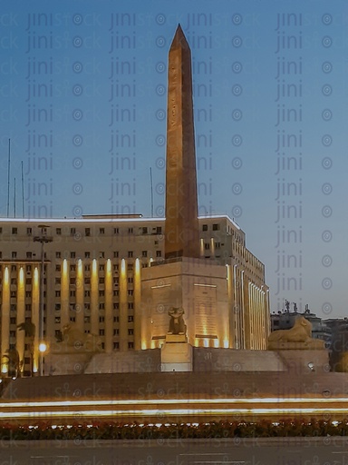 .المسلة والكباش و مجمع التحرير  فى ميدان التحرير بالقاهرة مصر ليلا. شوارع فاضية اثناء عدم مرور السيارات كخلفية للتصميمات مثلا . شوارع القاهرة وسط البلد - التحرير