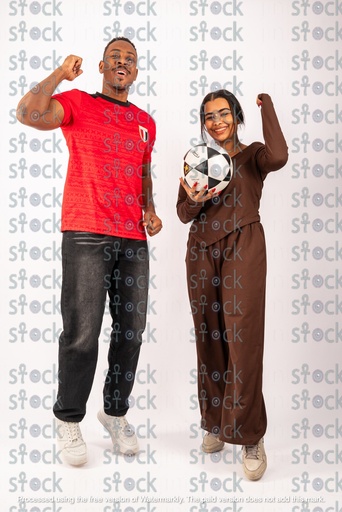 بنت وولد من مشجعين كرة القدم