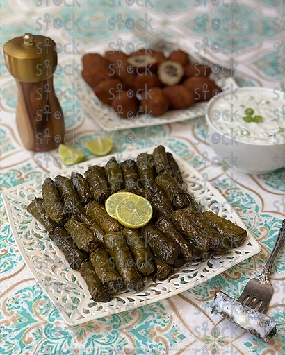 محشي ورق عنب مزين بشرائح الليمون