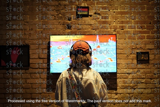 فتاه تشاهد لوحات على الحائط