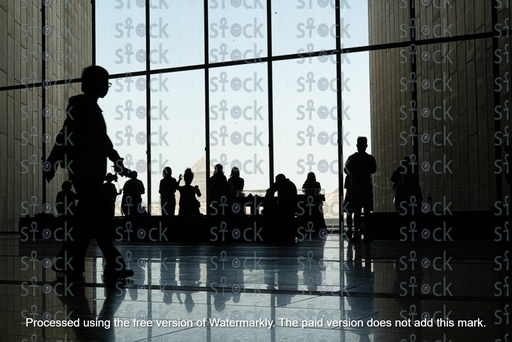 الزوار يشاهدون الاهرامات من داخل المتحف المصري الجديد