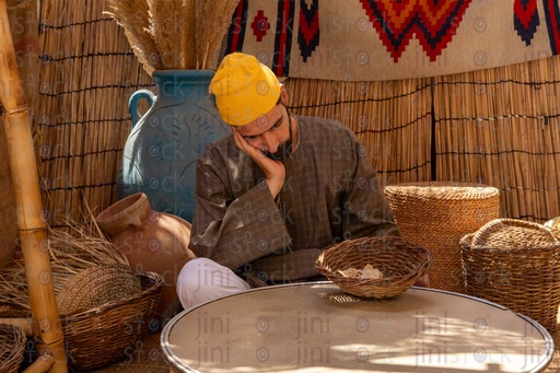 فلاح مصري ينام جالسا في الكوخ