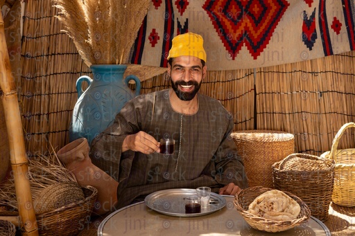 رجل مصري في كوخ خوص يشرب شاي