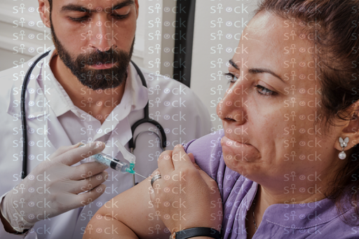 صورة مقربة للطبيب والمريضة