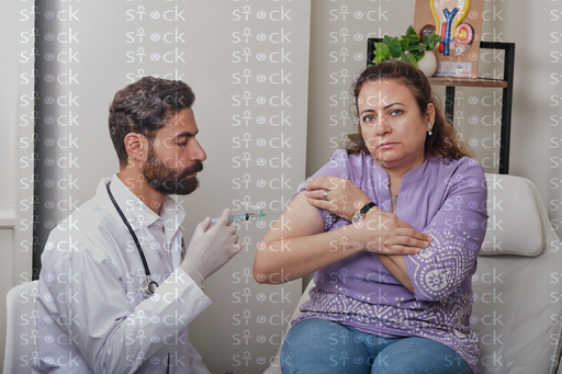 الطبيب يستعد لإعطاء الحقنة