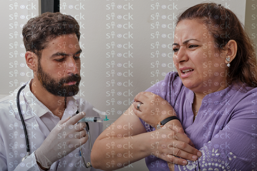 المريضة تتلقى حقنة في الذراع