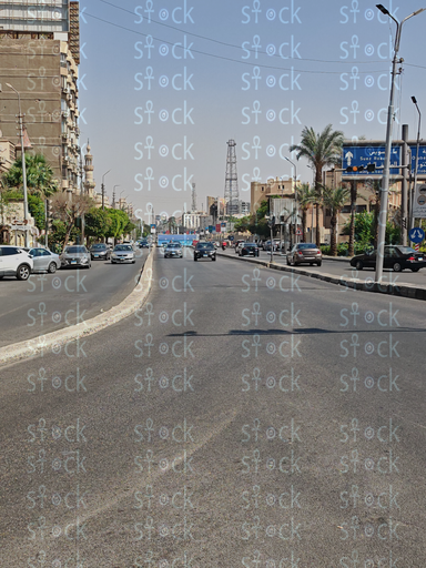 طريق بمبانٍ سكنية قديمة