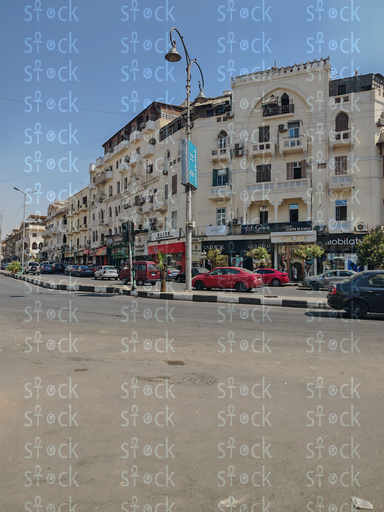 طريق واسع بمبانٍ قديمة