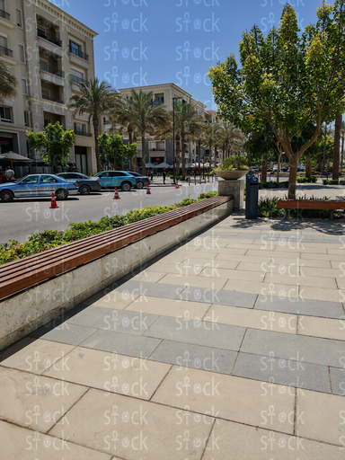 ممر شارع حديث بين مبانٍ