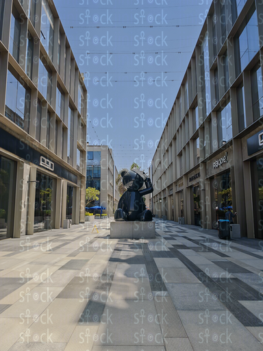 ممر خارجي بجدران زجاجية