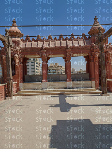  بوابة حجرية تبروز السماء