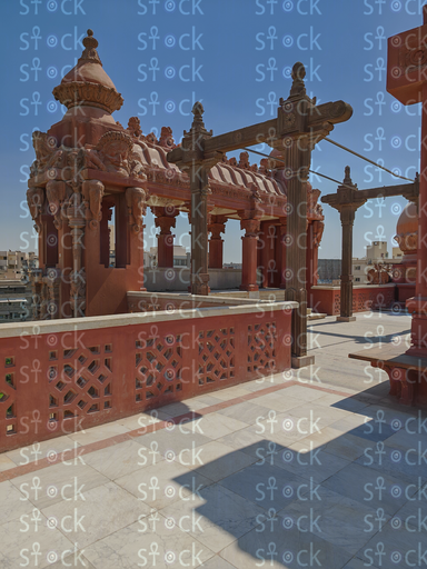 أروقة مضاءة وظلال على الأرض