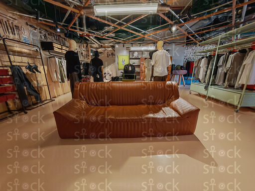 الأريكة الجلدية كقطعة مركزية بالمحل  