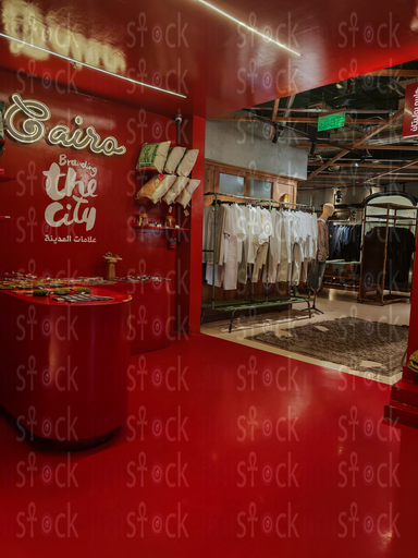 مدخل محل بتصميم داخلي أحمر