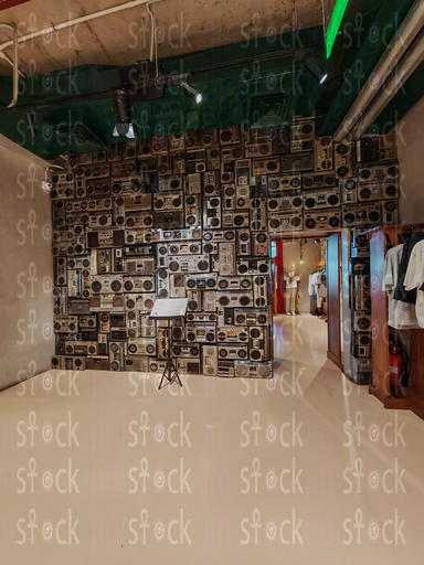 ممر يؤدي إلى حائط من أجهزة الراديو