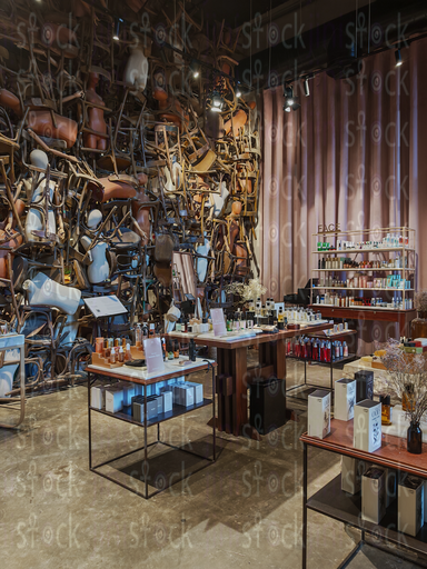 منتجات تجميل أمام جدار فني