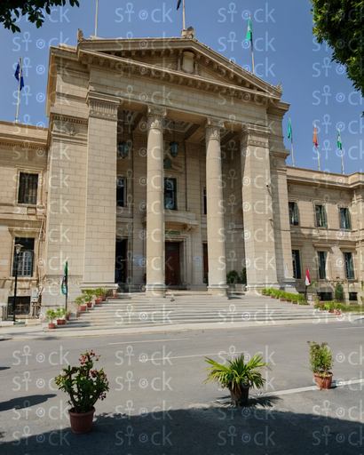 تلاعب الضوء والظل على واجهة المبنى الكلاسيكية