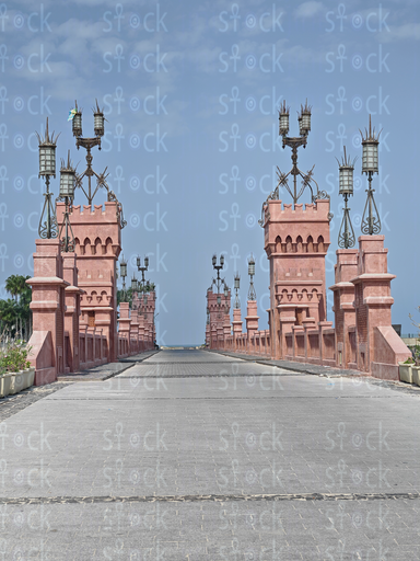  الجسر الحجري المؤدي إلى البوابات الملكية