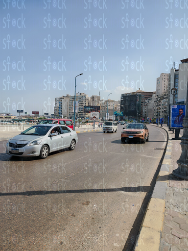 منظر شارع مع البحر البعيد