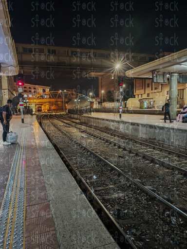 خطوط السكك الحديدية الممتدة تحت سماء الليل