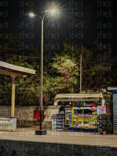 Ramses station is equipped with a small kiosk for fast food before travel.