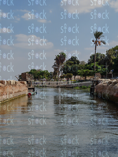 حديقة القناطر الخيرية – مساحات خضراء وجدران تاريخية.