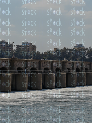 مشهد النهر من بين الأقواس