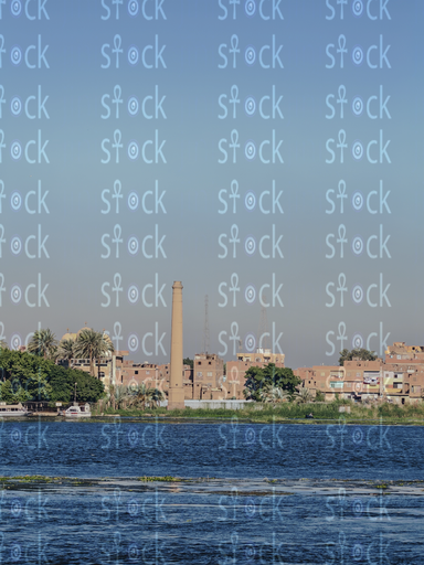 ضوء الشمس يرقص على سطح النهر